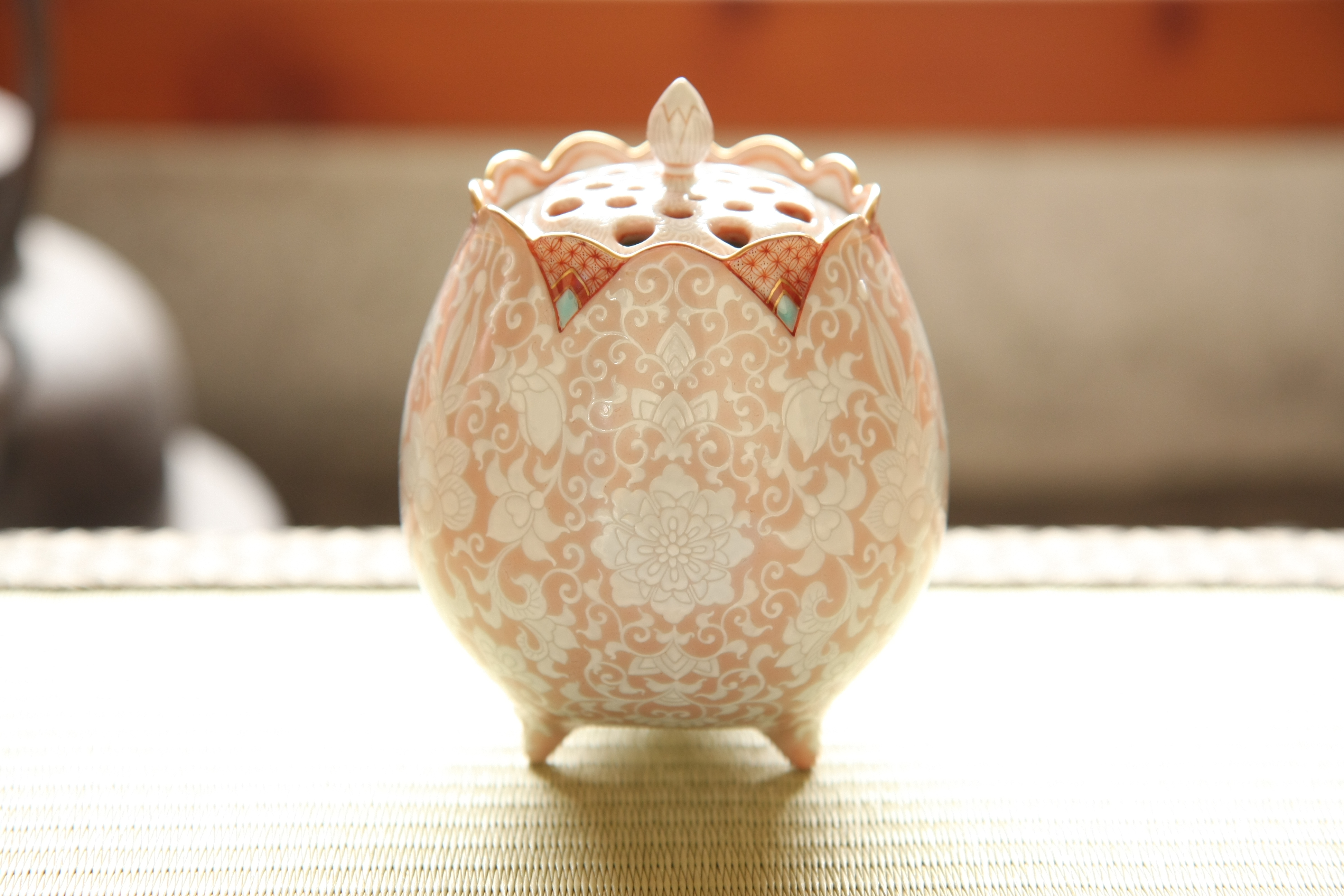 白砡描割宝相華文蓮型香炉 – 芳岳工房 聖窯 加賀陶苑