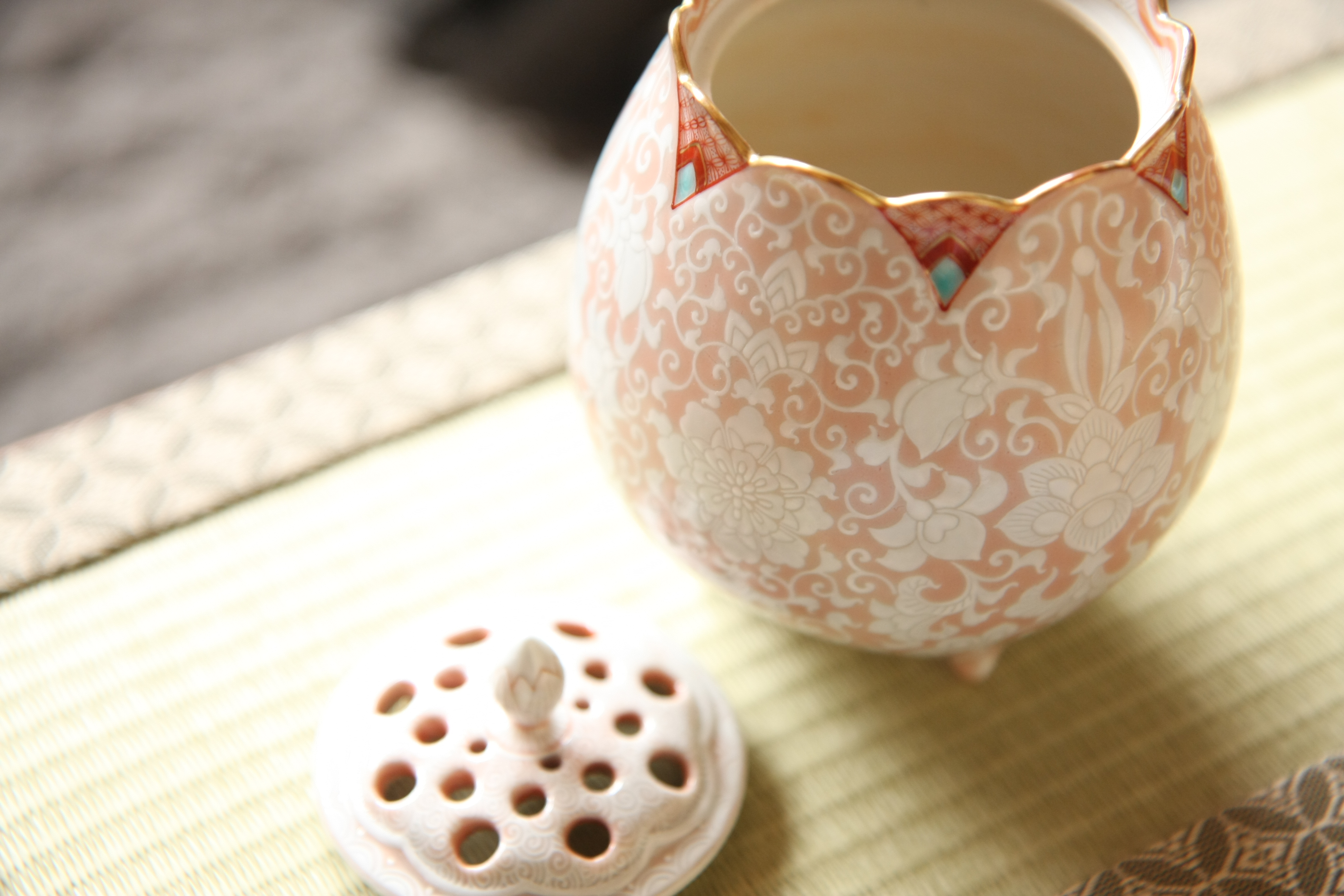 白砡描割宝相華文蓮型香炉 – 芳岳工房 聖窯 加賀陶苑