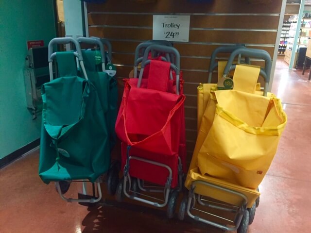 ホールフーズのローリング・トロリー・バッグ。タイヤ付き買い物バッグ