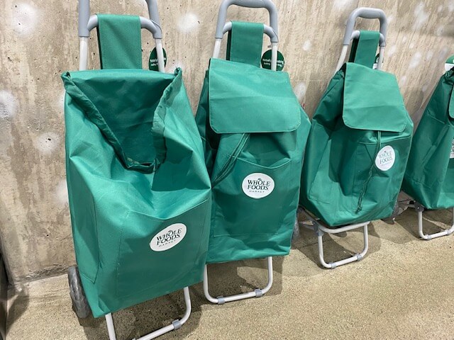 ホールフーズのローリング・トロリー・バッグ。タイヤ付き買い物バッグ