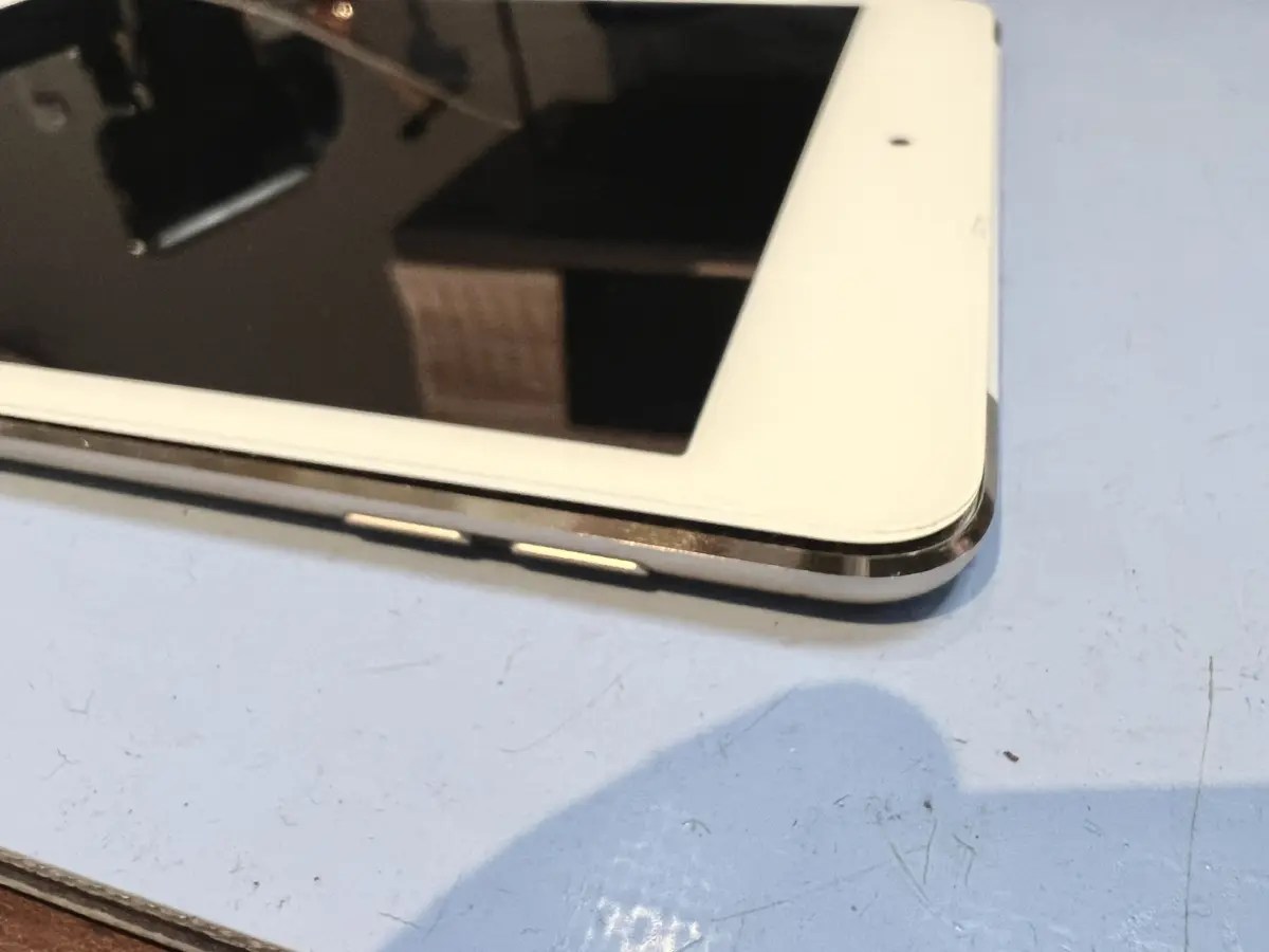 iPad mini4】バッテリー膨張による画面浮き（本厚木） - 最長1年保証