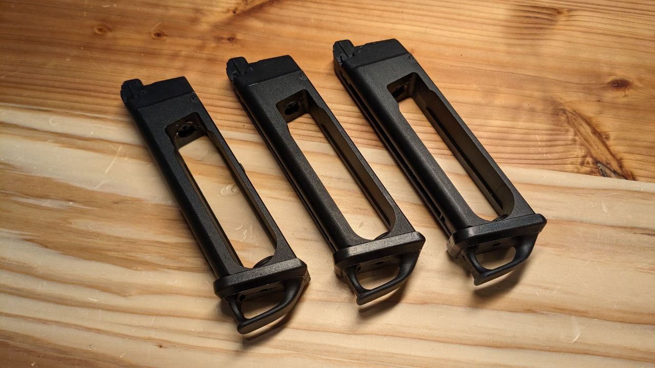 Carbon8 ストライカー9のマガジンバンパー取り替えてみました