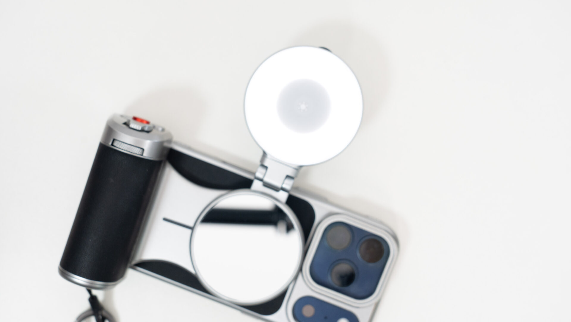 iPhoneを「コンデジ化」させて使い倒したい人へ「TELESIN Master Grip