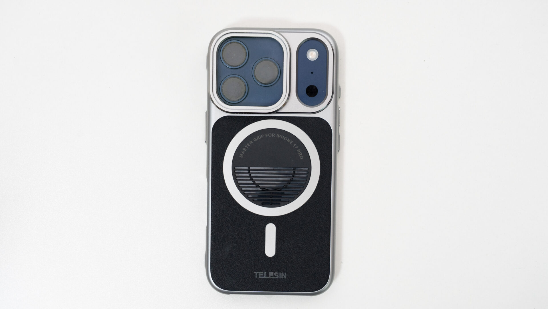 iPhoneを「コンデジ化」させて使い倒したい人へ「TELESIN Master Grip