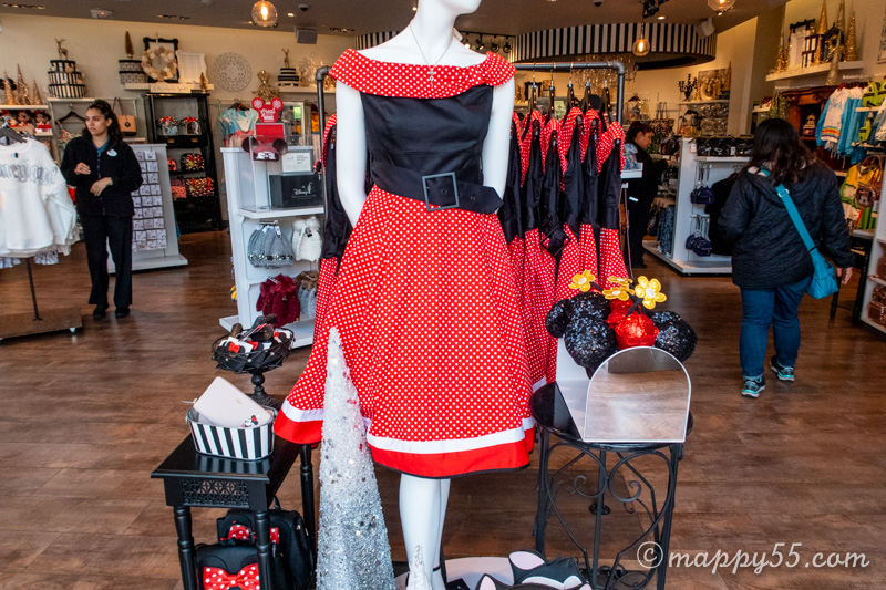 ダウンタウンディズニー】かわいいワンピースがあるドレスショップ
