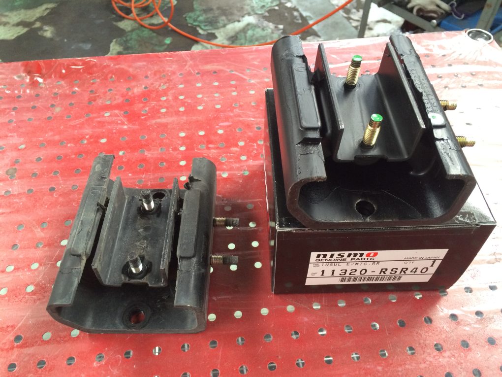 R34 リヤ強化エンジンマウント取付 – NISMO パフォーマンスセンター