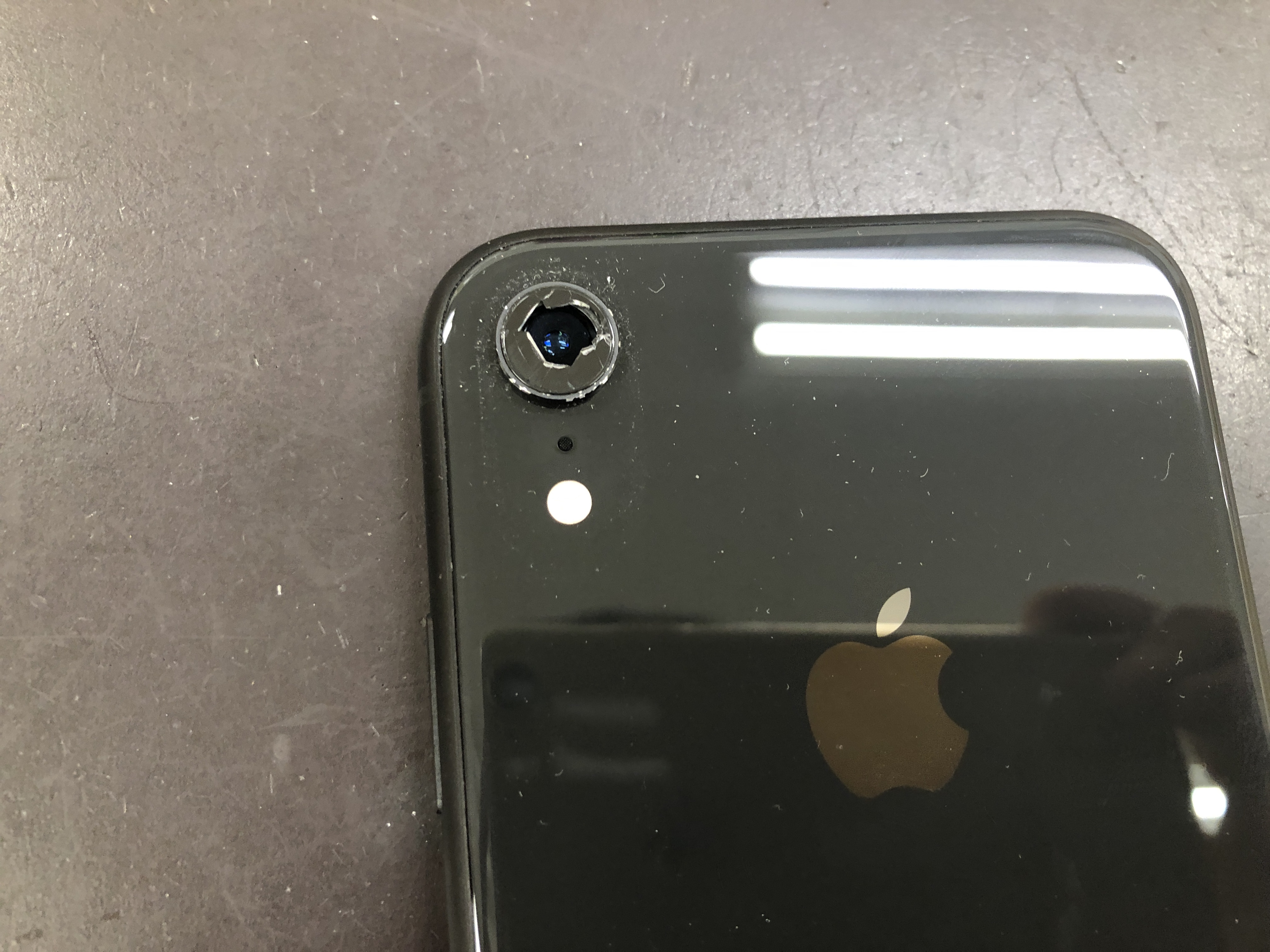 アイフォンXRの背面カメラレンズが割れてしまった修理！