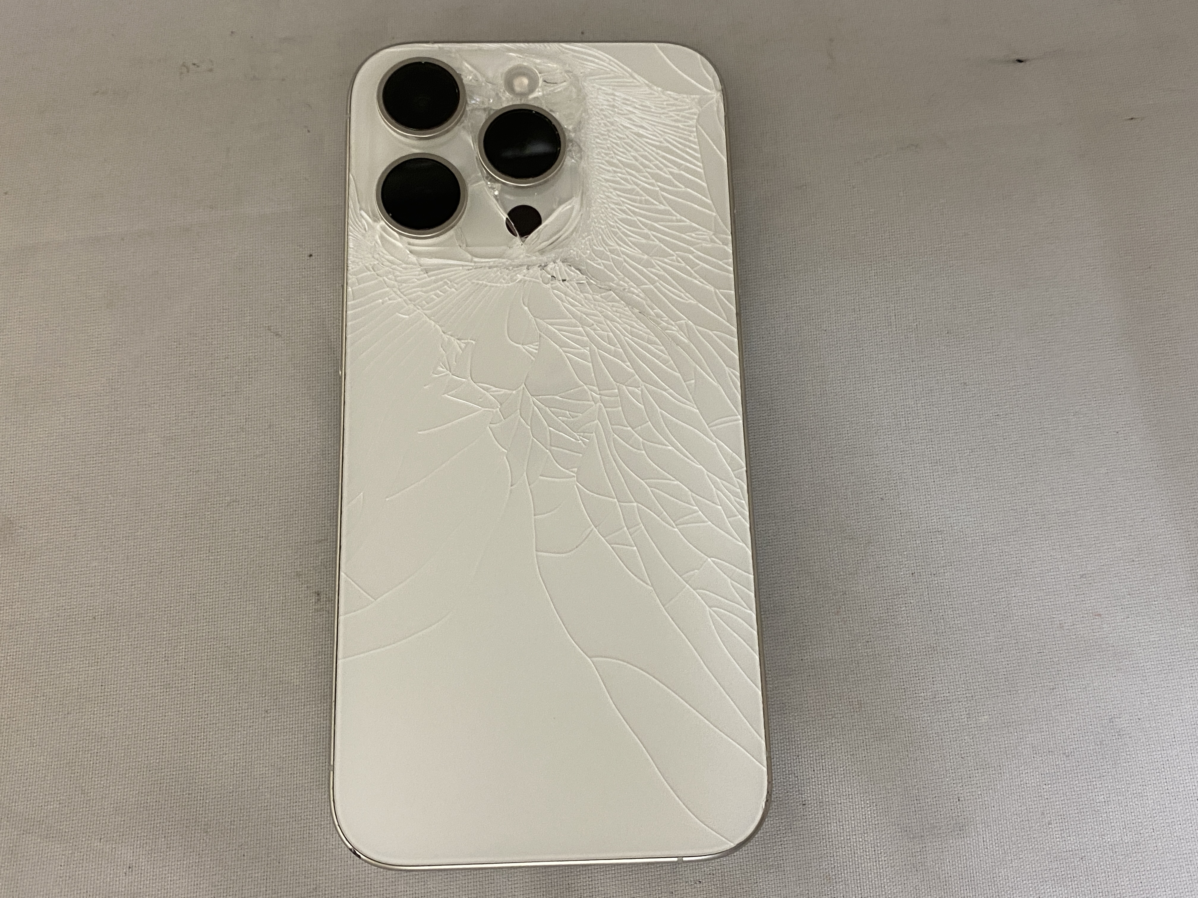 iPhone15 256gb 背面割れ有り バッテリー89% iPhone15 256gb 背面割れ