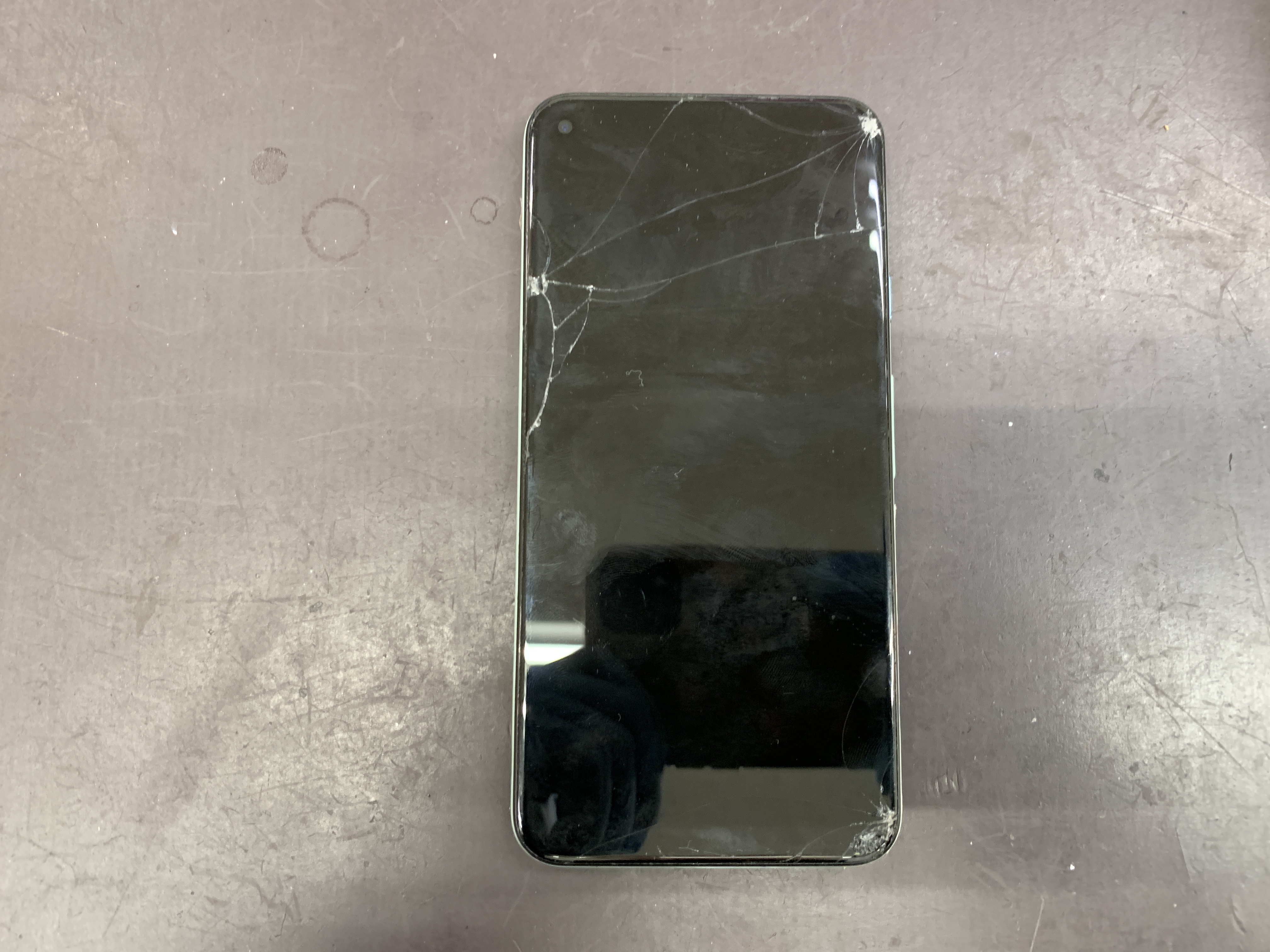 Google Pixel 5】小さな画面割れが原因で…画面が真っ暗に｜画面交換