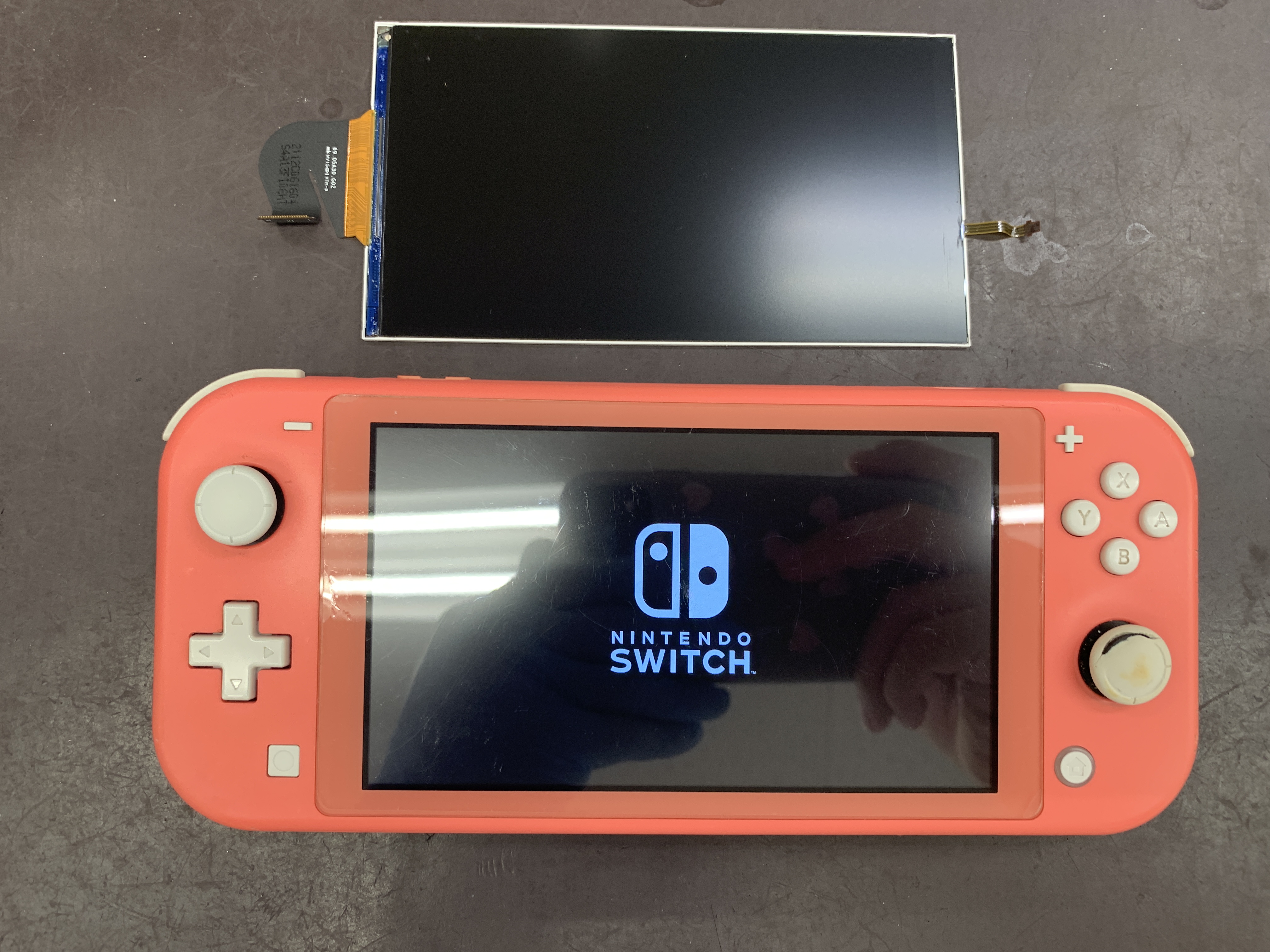 Nintendo Switch Lite】液晶に縦線が多数…画面表示不良のご相談