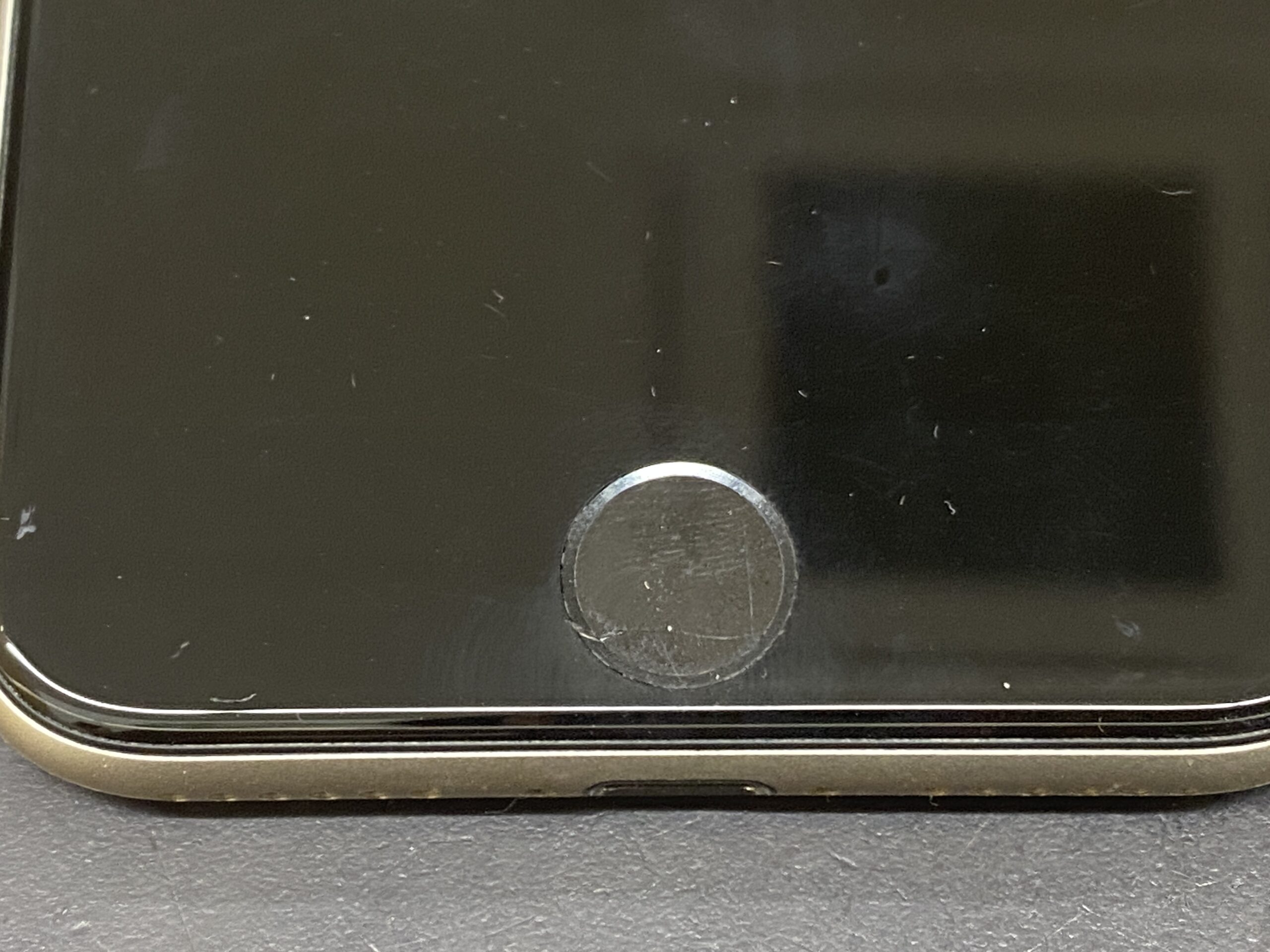 ホームボタンが反応しない！iPhone SE3、たった30分で快適操作が戻り