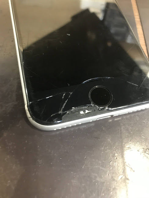 画面が割れた上に液晶表示もおかしいアイフォンSE第2世代 | iPhone