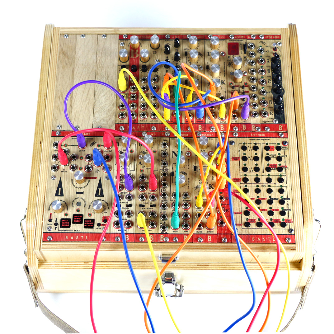 あの木製パネルのモジュラー・シンセがいよいよ国内でも買える