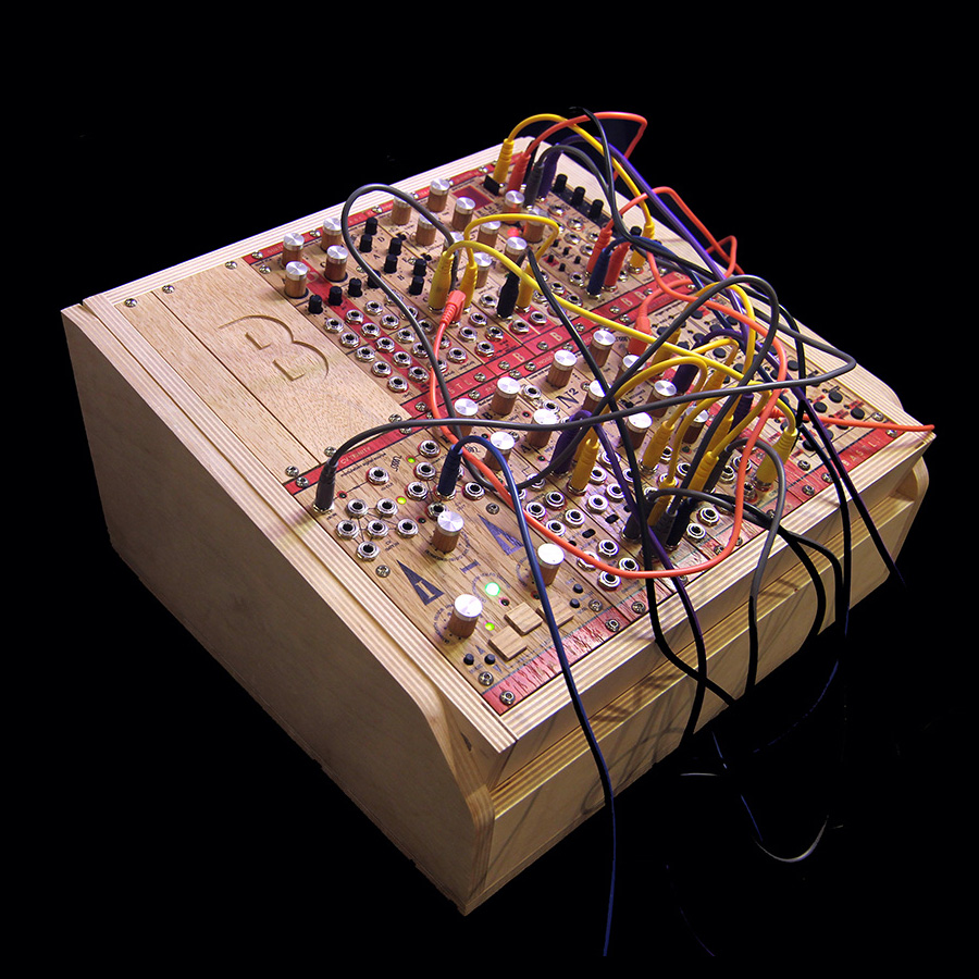 あの木製パネルのモジュラー・シンセがいよいよ国内でも買える