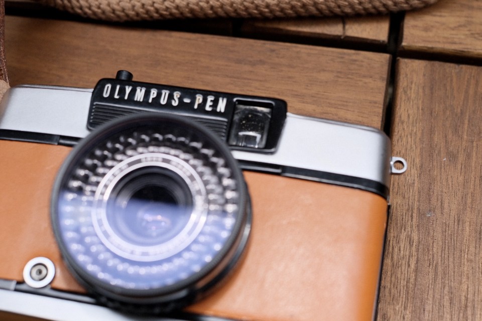 OLYMPUS PEN EE-3 / EE3 カメラ ストロボ装着テスト OLYMPUS PEN EE-3