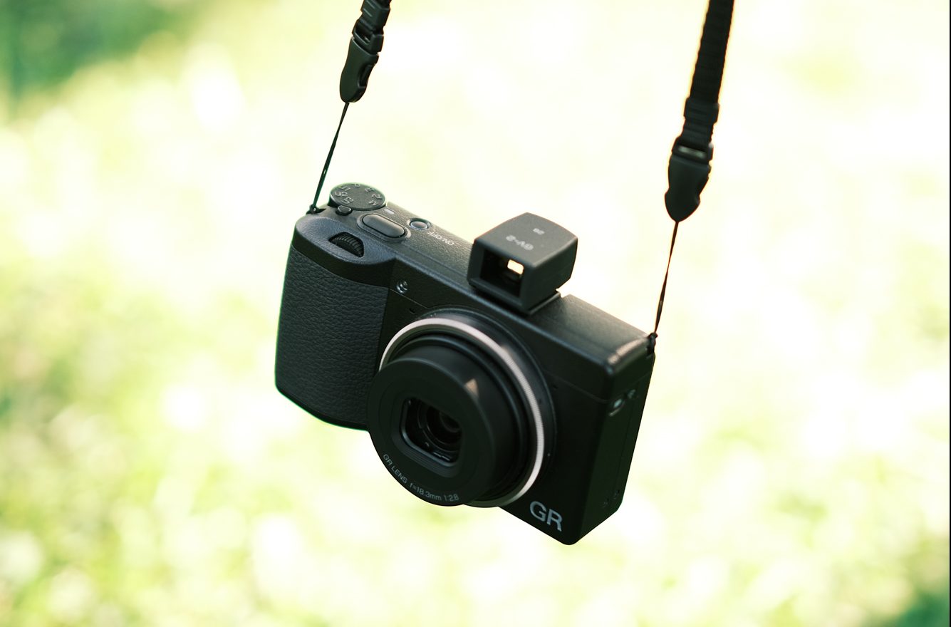 色気付いてRICOH GR IIIに「外部ミニファインダーGV-2」を取り付けて