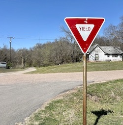 YIELD の標識があったら、どうする？ - Route 66 on My Mind