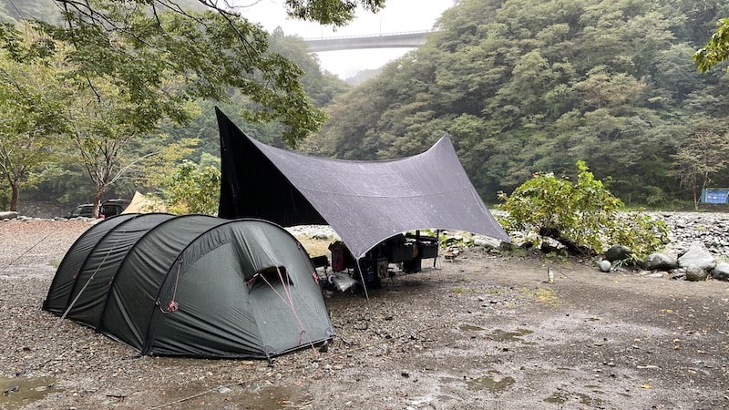 焚き火OKな遮光・撥水性抜群のタープMac oneをレビュー！収納方法や