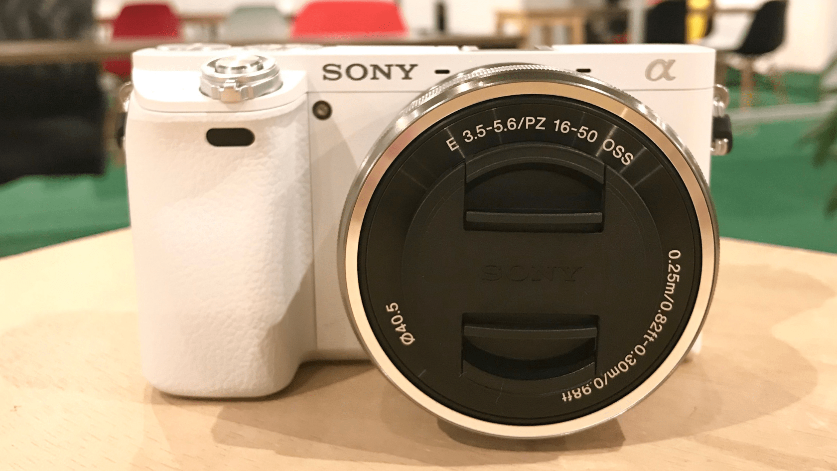 ミラーレス一眼カメラ「α6000」と同時に購入しておきたいアクセサリー