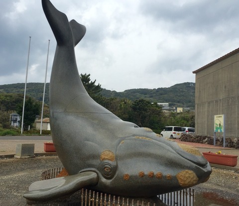 巨大なクジラのモニュメント・2カ所めぐり