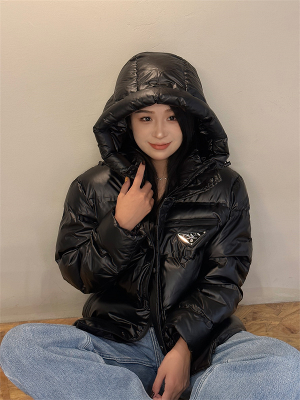 艶やかに包み込む ― PRADA コピートライアングルロゴ ナイロンダウン