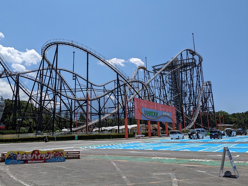 入場料無料で富士急ハイランドを楽しんできました【バイク駐車無料