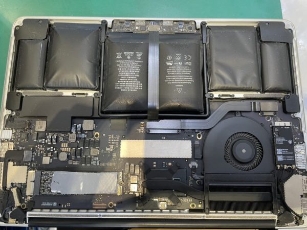 MacBook Pro (13-inch, Retina Early2015)のバッテリー交換修理なら