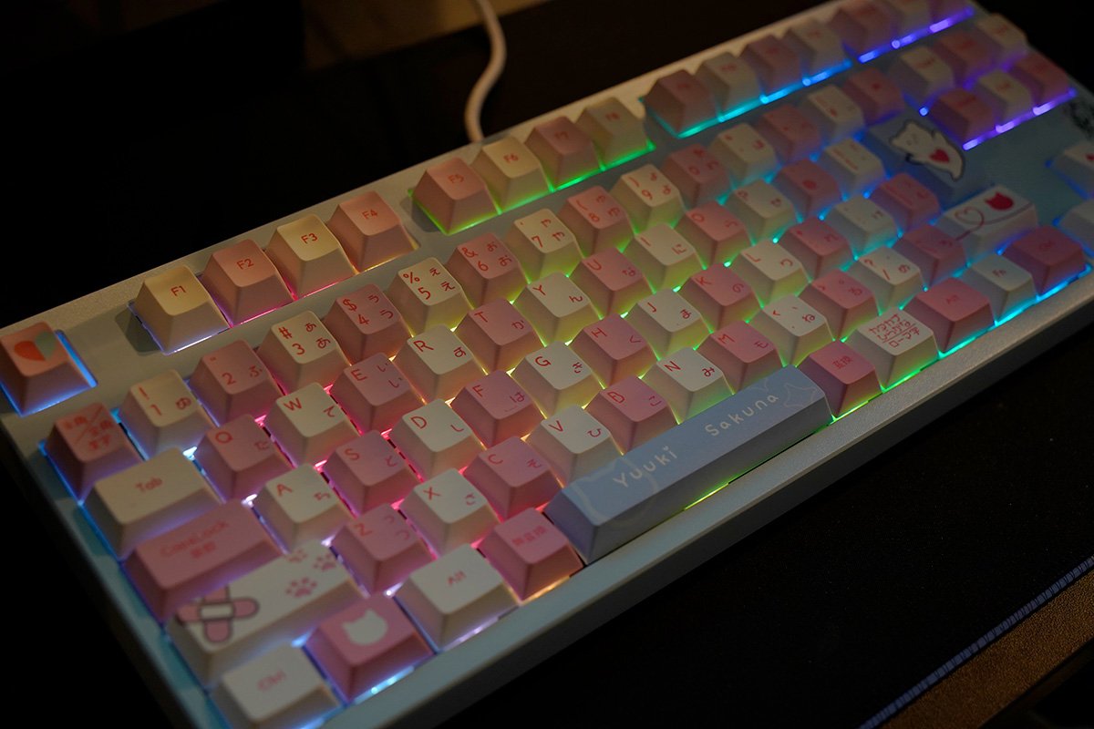 大人気VTuber結城さくな×AMICISキーボードとマウスパッドをレビュー