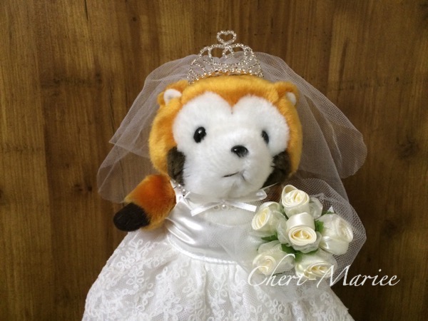 ラスカルSサイズぬいぐるみをウェディングドレス姿に。｜結婚式DIY