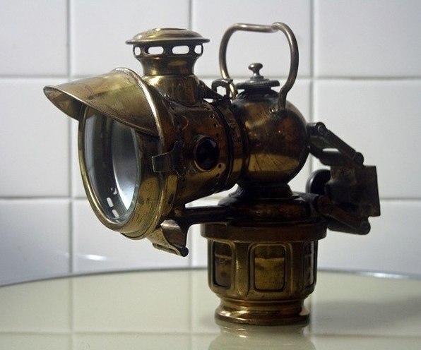 お洒落なサイトにビンテージのカーバイドランプなんてどう？揺らめく炎