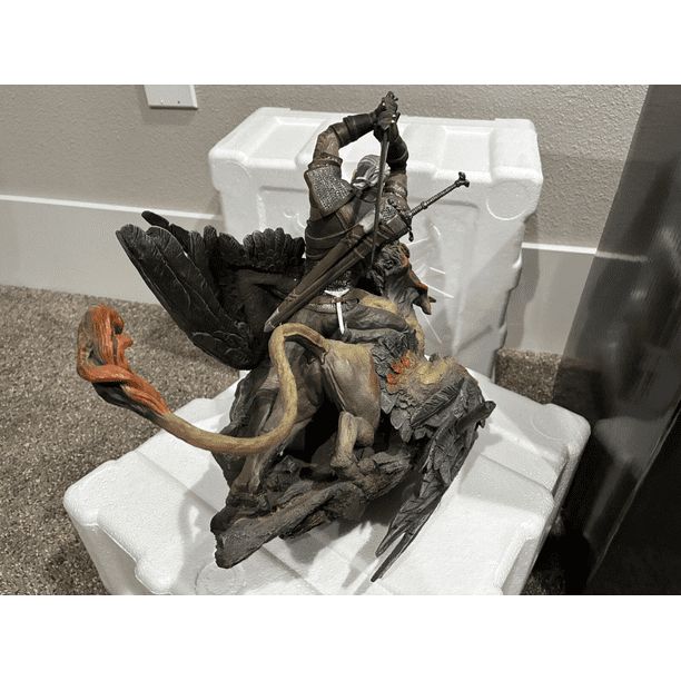 Witcher 3: Wild Hunt - Collector's Edition (PS4) Statue and Box