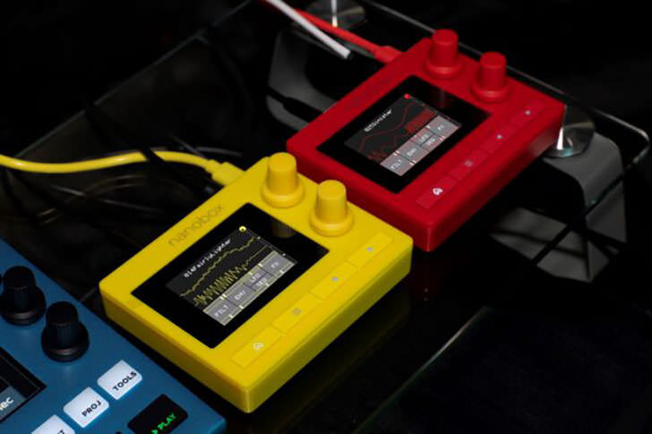 ポップなデザインのマイクロ・シンセサイザー、1010music「nanobox」が