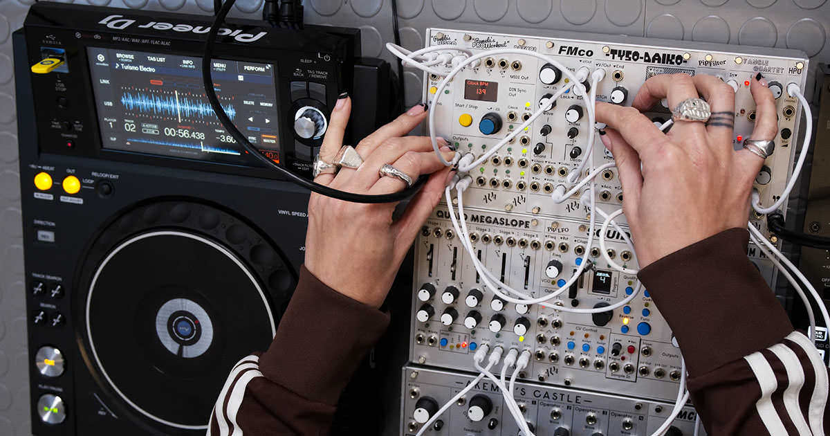 Make Noise、実験的電子楽器「Strega」を発表…… NINのアレッサンドロ