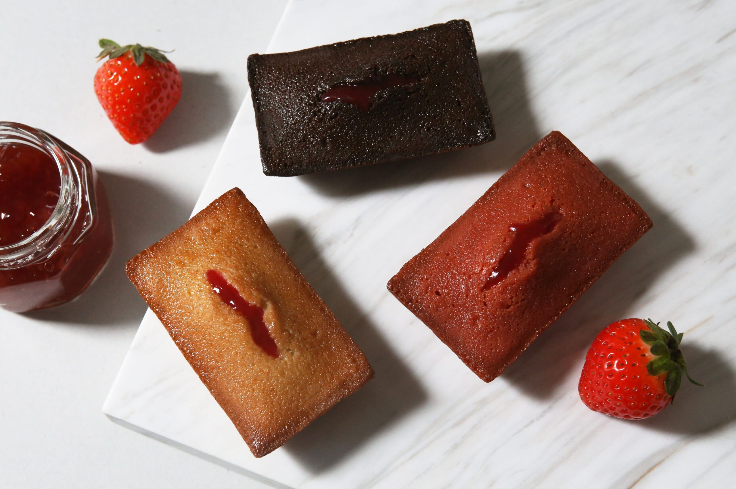 いちごの特徴を活かしたフィナンシェとチョコクランチ - ICHIBIKO