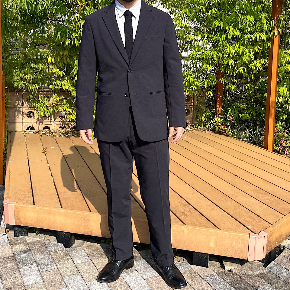 スーツはユニクロの感動ジャケットと感動パンツのセットアップで良い