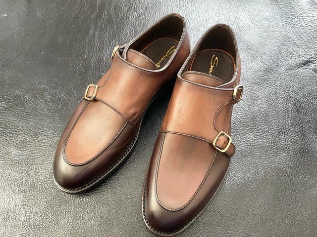 サントーニのダブルモンクストラップをレビュー！手染めの色彩が美しい