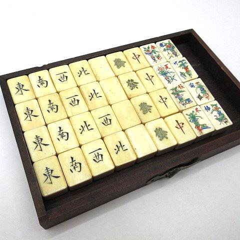 中古】背竹 骨牌 麻雀牌 唐木箱 在銘入り 装飾金具 サイコロ 点棒付き