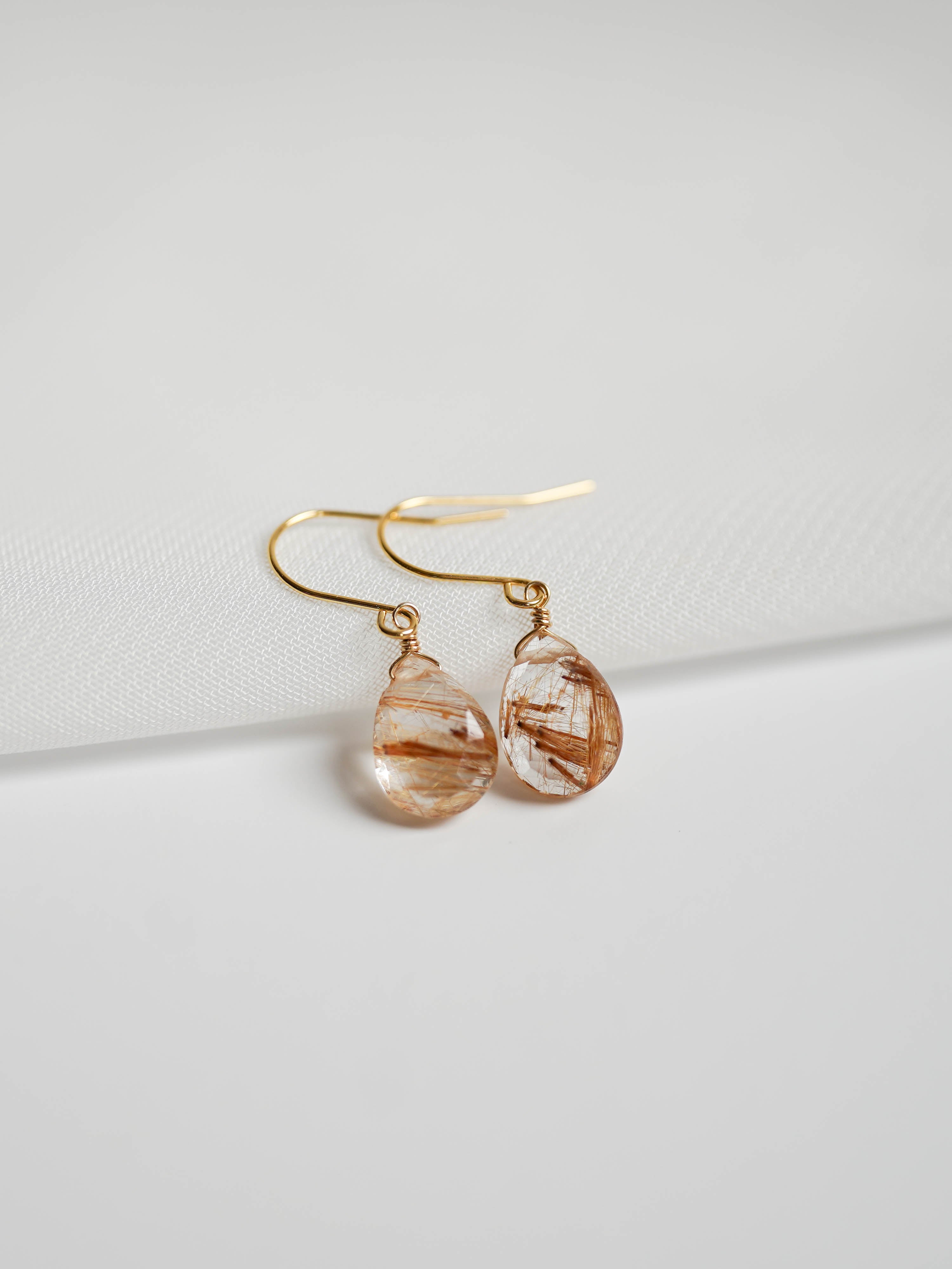 ゴールドルチルクォーツM ペアシェイプ ピアス｜IDIOS