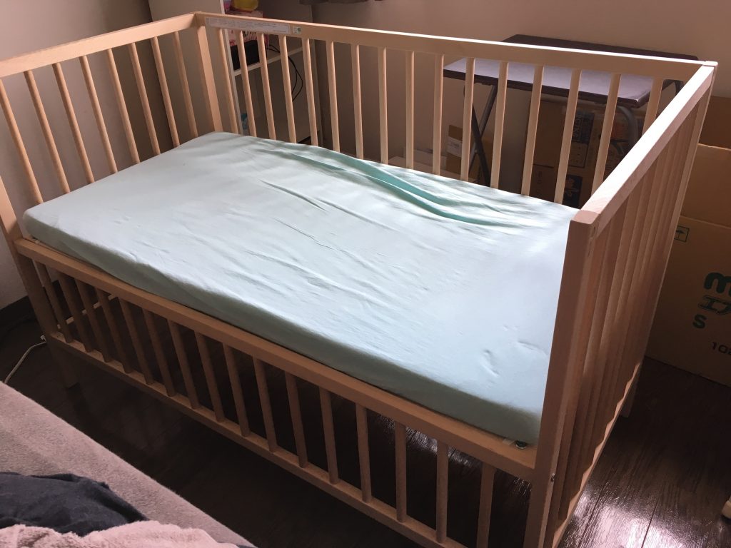 DIY】添い寝ができるようにイケアの ベビーベッド （SNIGLAR）の横の柵