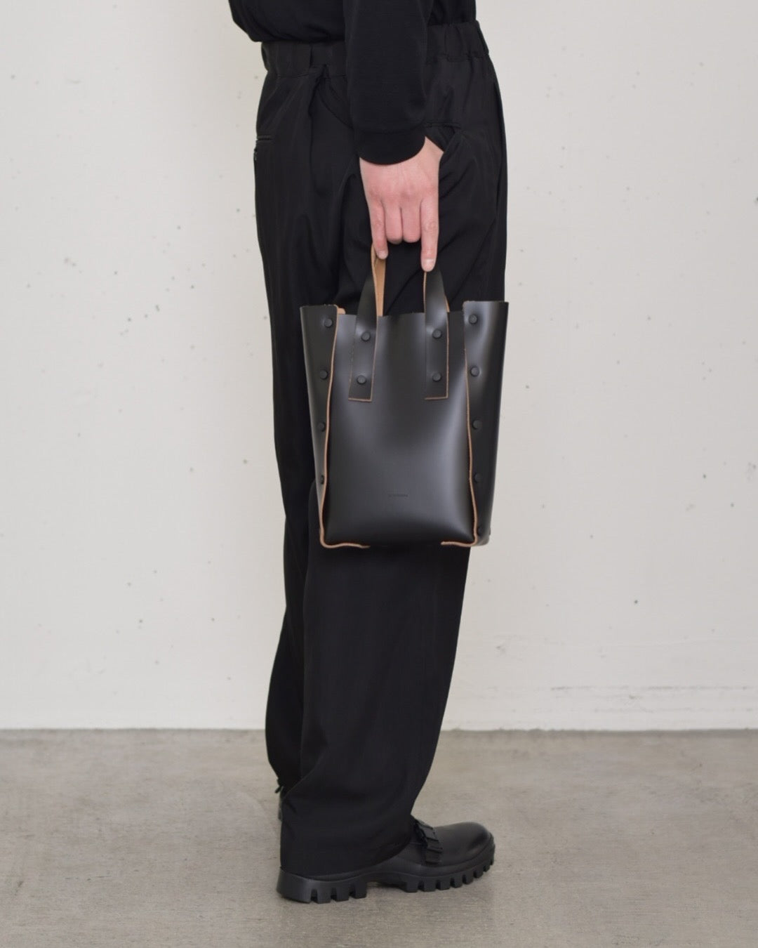 Hender Scheme / assemble hand bag tall S - colored rivets (BLACK)