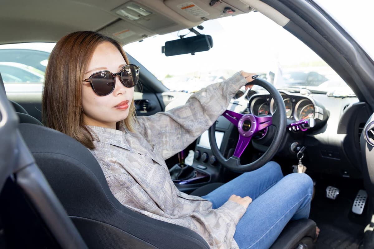 彼女の日産Z33「フェアレディZ」はR34「GT-R」の限定カラーにペイント