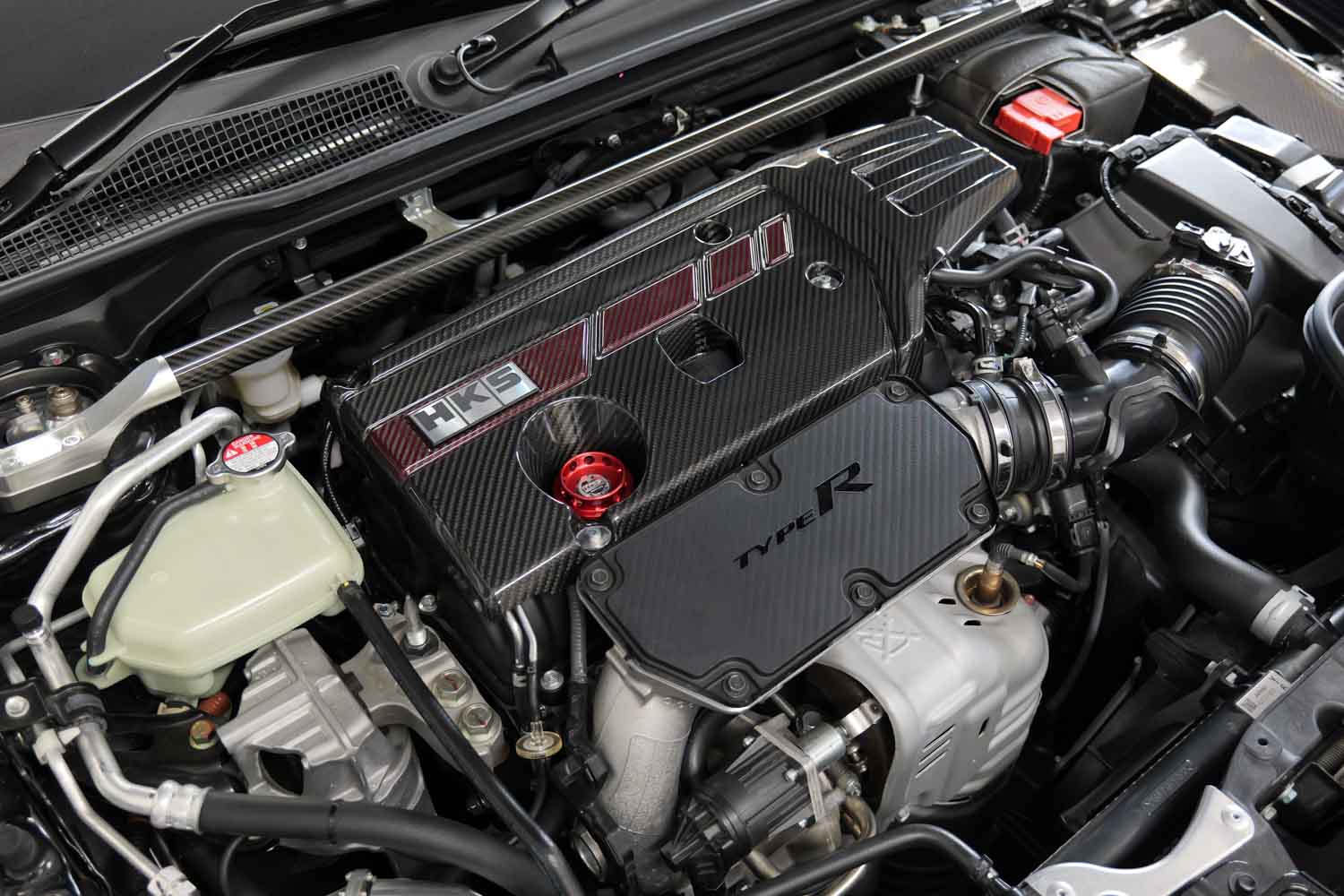 ボンネットを開けた瞬間のインパクト抜群！HKSからホンダ「シビック