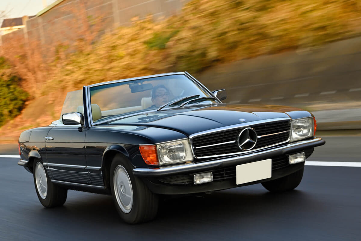 18年も作られたメルセデス・ベンツR107系に試乗！「500SL」はバブル感