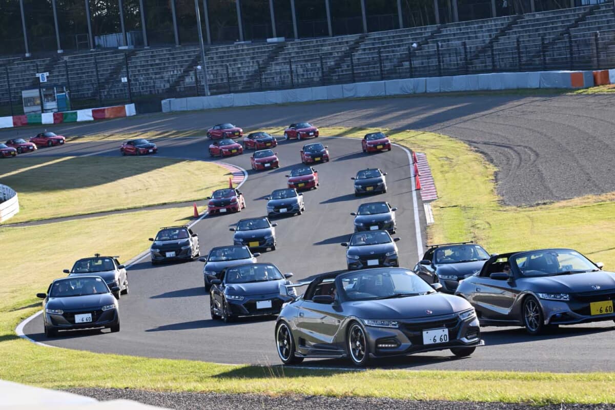 鈴鹿サーキットでギネス更新！ホンダ「S660」832台パレードが世界記録