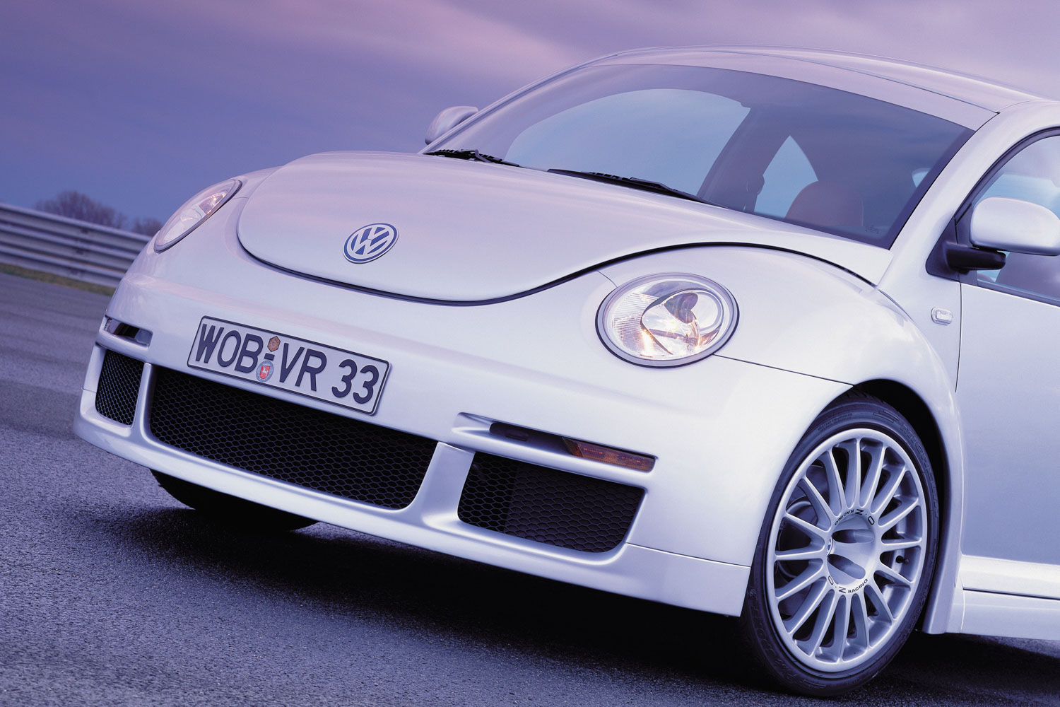 フォルクスワーゲン・ニュービートルRSiというモンスターマシン！ 世界