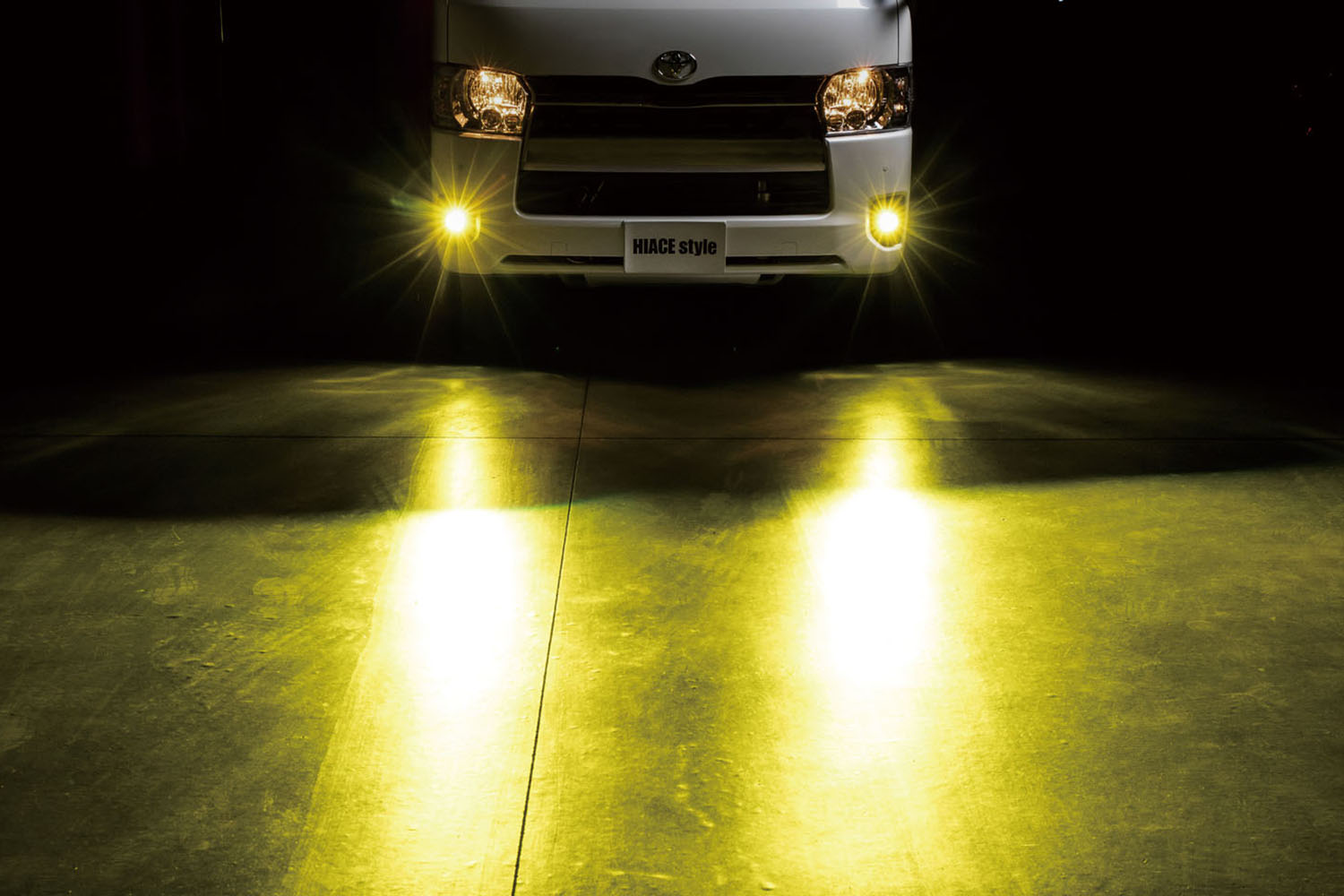 加工なし！ トヨタ「ハイエース」用LEDバルブのDIY交換手順を解説