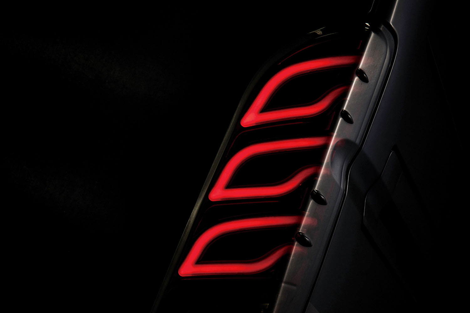 トヨタ「ハイエース」の定番アイテム「ダズフェローズ」のLED