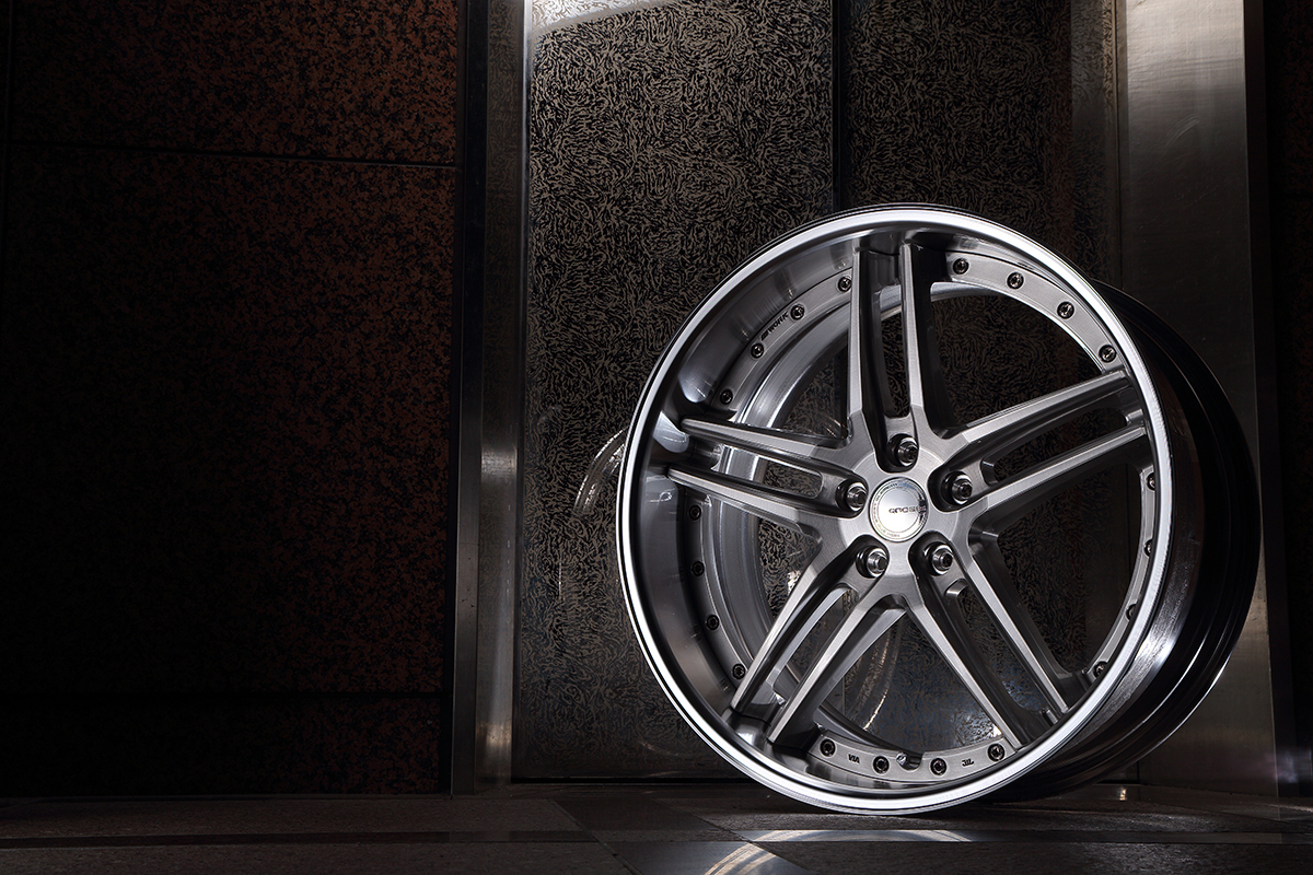 足元を王道のフォルムで魅了する『グノーシスGR205』 | AUTO MESSE WEB