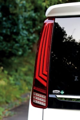 トムス」が80後期ノア＆ヴォクシーにきらめきを与えるアイテム | AUTO