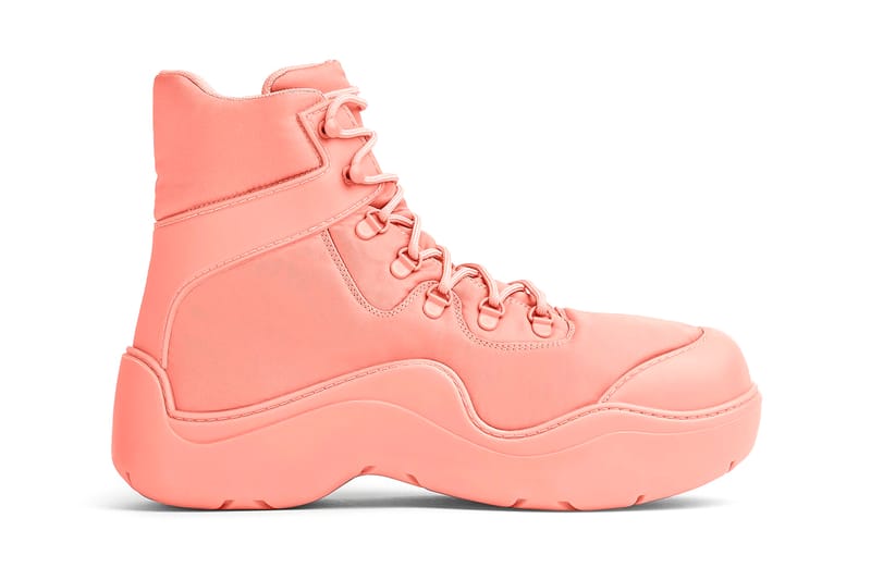 ボッテガヴェネタのパドルシリーズにレースアップブーツが登場